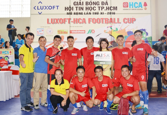 Tuyển bóng đá Nam và Nữ MISA cùng xuất quân trong trận khai mạc LUXOFT HCA Football Cup 2016